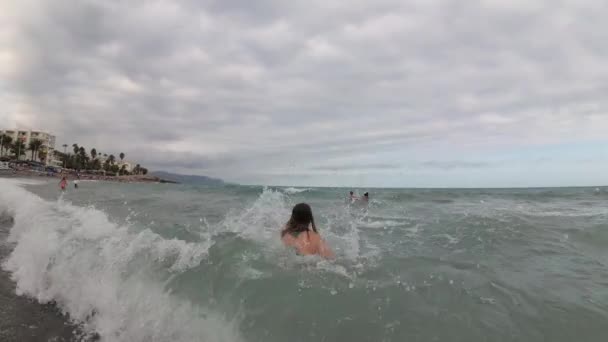 西班牙马拉加纳尼亚海滩夏天多云的一天使用无人驾驶飞机和一个稳定的行动摄像头 水柱以4K24Fps的速度在人与天空之间摇曳 — 图库视频影像