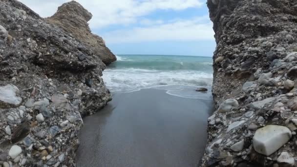 Spanje Malaga Nerja Strand Een Zomerse Bewolkte Dag Met Een — Stockvideo