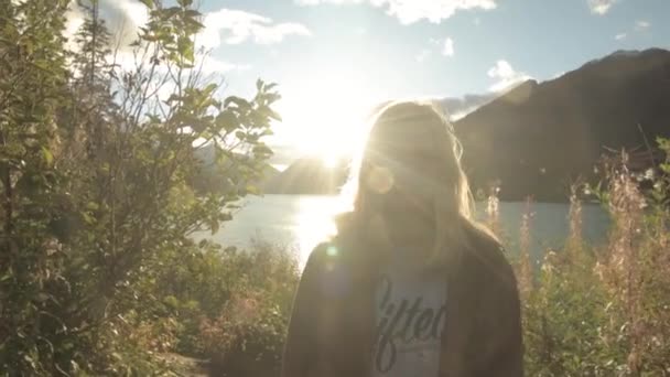 Šťastná Dívka Usměvavá Slunečním Svitu Zpomalení — Stock video