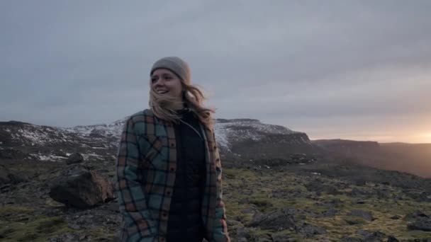 Ευτυχισμένο Κορίτσι Χαμογελά Στο Ηλιοβασίλεμα Στην Ισλανδία — Αρχείο Βίντεο