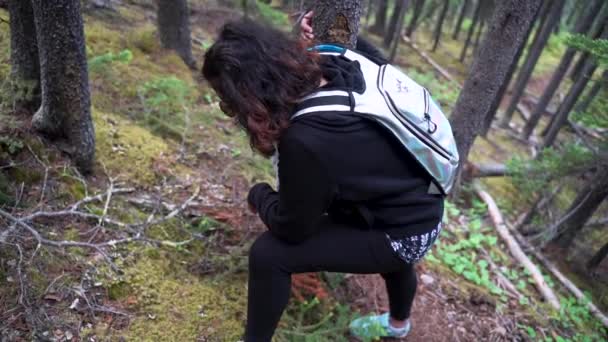 120Fpsフッテージの女の子キャッチ彼女の息後に登山森林ルート上り坂 スローモーションハンドヘルド — ストック動画