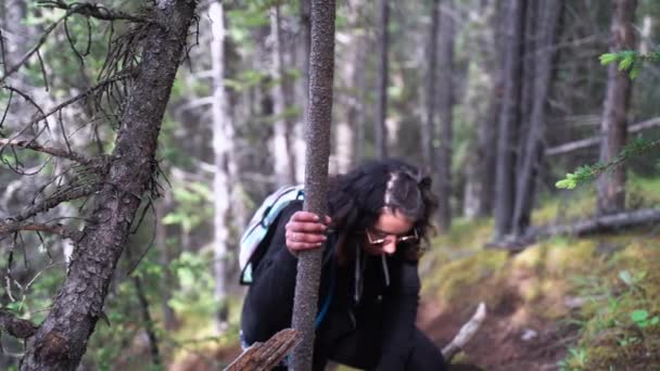 Młoda Hinduska Dziewczyna Która Trudności Wędrówki Lesie Powolne Handheld Śledzić — Wideo stockowe