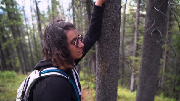 Mediana Toma Indian Girl Resto Por Árbol Masticar Comida Estática — Vídeos de Stock