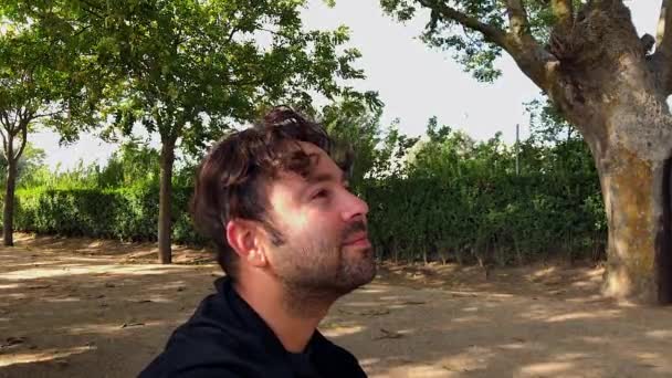 Seorang Pria Menjelajahi Pedesaan Pada Bulan September Pagi — Stok Video