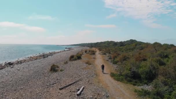 Férfi Kerékpározás Gyönyörű Táj Mellett Egy Strand Óceán Mellett Nyáron — Stock videók