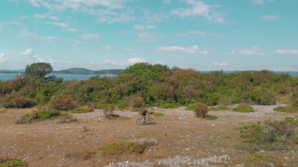 Uomo Sella Una Bicicletta Bellissimo Paesaggio Lungo Una Spiaggia Pietra — Video Stock
