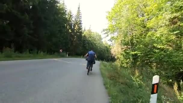 Uomo Bicicletta Attraverso Bosco Rallentatore — Video Stock