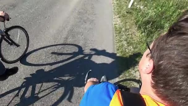 Cyklisten Bär Orange Väst Rider Sin Cykel Långsamma Rörelser — Stockvideo
