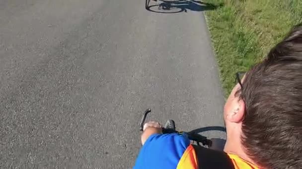 骑自行车的人穿着橙色背心骑自行车 慢动作 — 图库视频影像