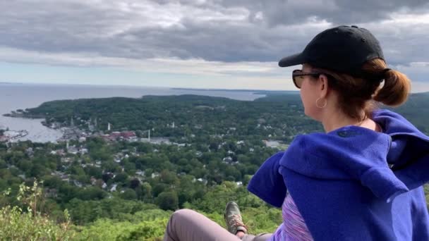 Disparo Mujer Mirando Hacia Abajo Camden Maine Desde Monte Battie — Vídeo de stock