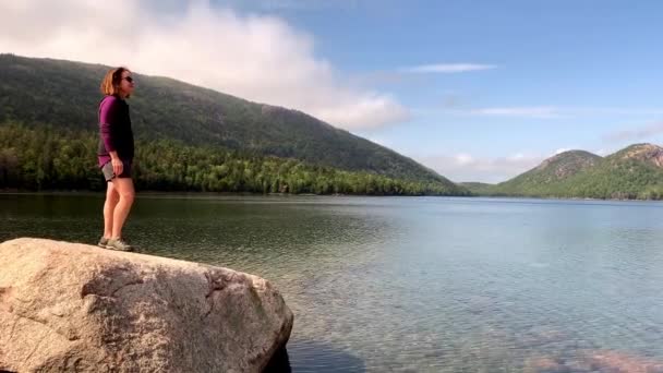 Woman Stojí Skále Dívá Jordánsko Rybník Národním Parku Acadia Maine — Stock video