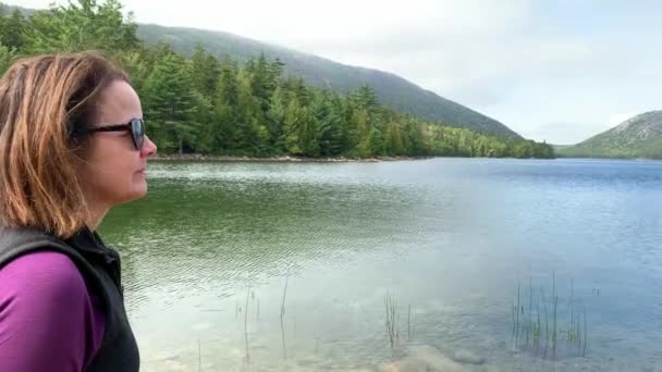 Lady Contempla Mientras Observa Hermoso Estanque Jordan Pond Parque Nacional — Vídeo de stock