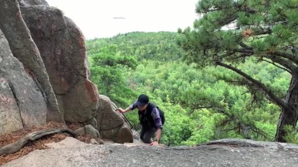 Strzela Lady Climbs Beehive Mountain Parku Narodowym Acadia — Wideo stockowe
