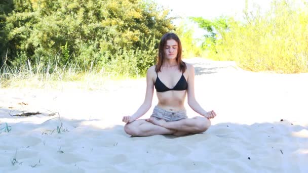 Mujer Joven Sentada Una Posición Loto Una Playa Meditando Sombra — Vídeo de stock