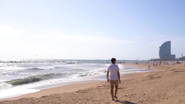 Casual Man Está Andando Longo Praia — Vídeo de Stock