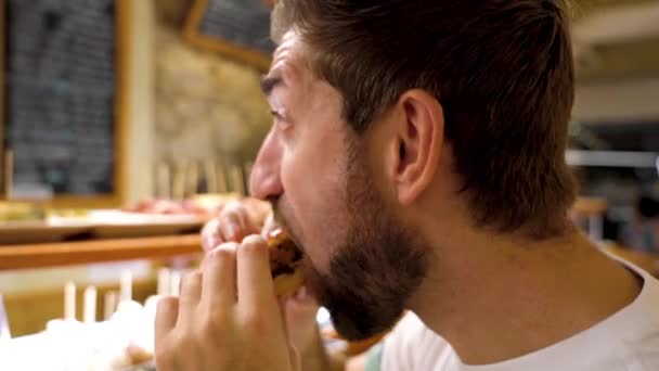 Man Geniet Van Pinchos Een Restaurant — Stockvideo