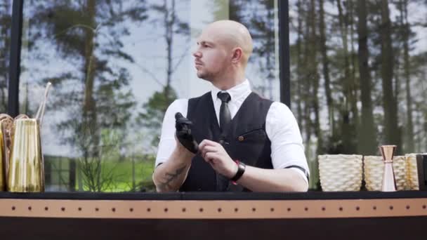 Trendy Gutaussehender Barkeeper Zieht Seine Handschuhe Professionelle Barkeeper Vorbereitung Vor — Stockvideo