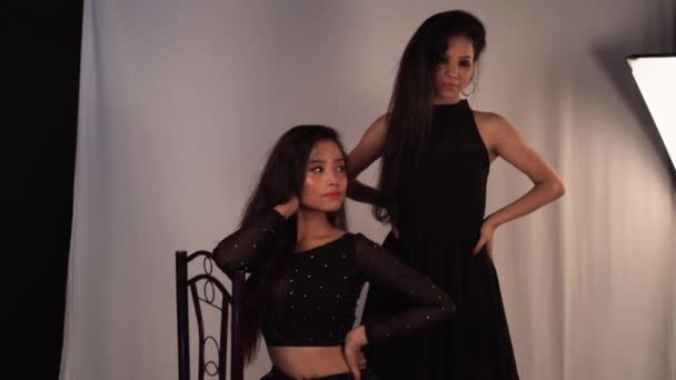 Detrás Escena Rodaje Dos Señoritas Atractivas Modelando Diferentes Poses Para — Vídeos de Stock