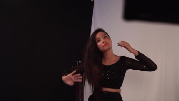 Genç Düşünceli Hintli Model Oturup Fotoshoot Için Poz Veriyor — Stok video