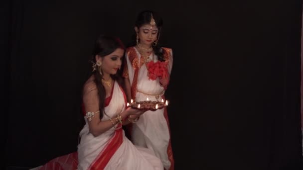 在拍照中 身穿传统萨里服装的印度母亲在女儿旁边拿着Diwali灯 — 图库视频影像