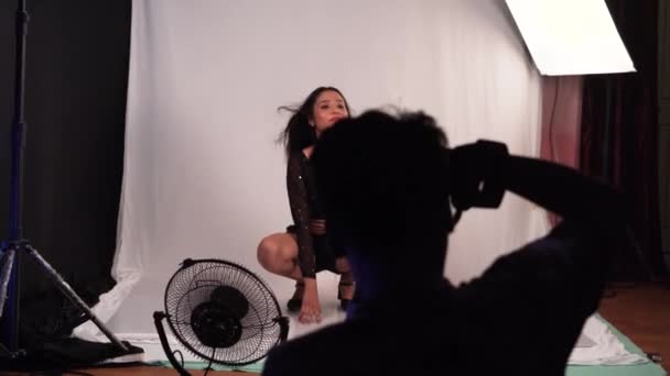 Independent Indian Model Posing Fashion Photo Studio Προβολή Από Πίσω — Αρχείο Βίντεο