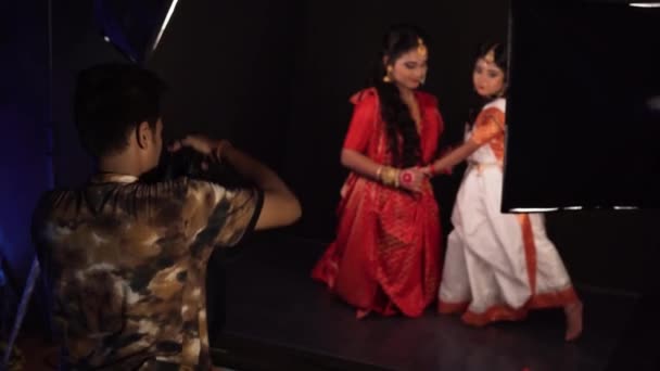 Hint Fotoğrafçısının Seçici Odak Noktası Geleneksel Sari Kıyafetleriyle Anne Kızının — Stok video