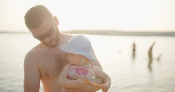 Aranyos Csecsemő Lány Apával Nyaralni — Stock videók