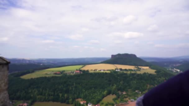 Férfi Turista Képeket Készít Okostelefonjával Dombos Zöld Tájról — Stock videók