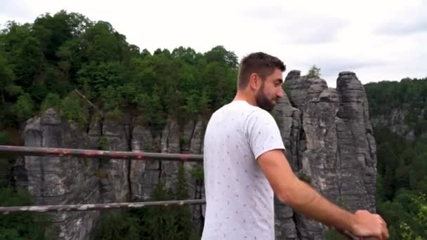 Escursionista Godendo Vista Tutto Tondo Una Piattaforma Ponte Bastei Sassonia — Video Stock