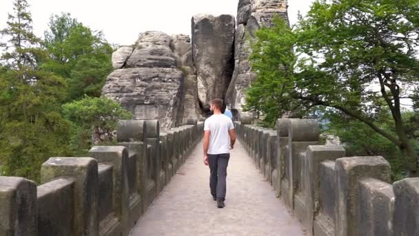 Férfi Sétál Bastei Híd Szászországban Németország — Stock videók