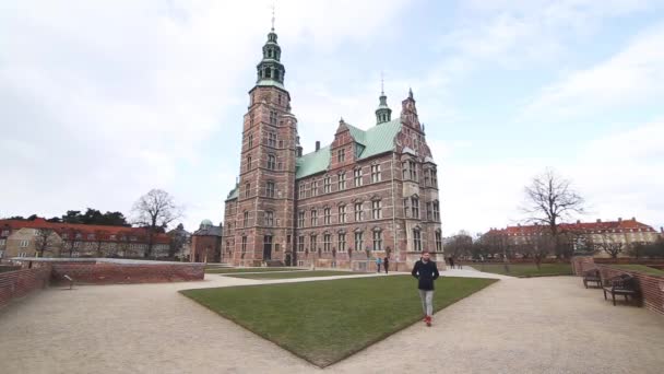 Turist Besöker Rosenborg Slott Köpenhamn Danmark — Stockvideo