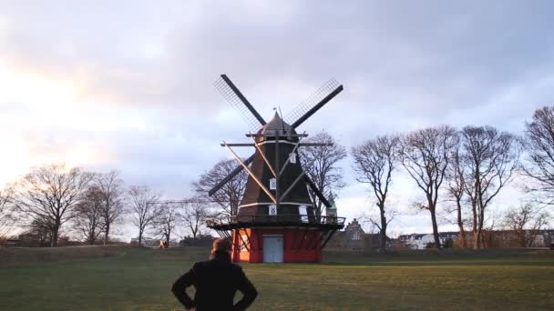 Turista Gira Bailando Frente Antiguo Molino Viento Rural — Vídeos de Stock