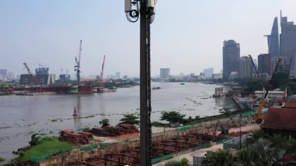 Şehir Binaları Vinçler Nehir Üzerinde Tekne Trafiği Olan Nehir Kıyısındaki — Stok video