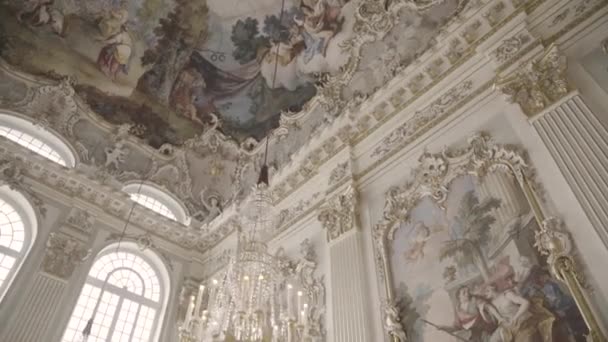 Nagy terem mennyezeti freskóval és kristálycsillárral a Nymphenburgi Palotában - Schloss Nymphenburg, egy barokk palota Münchenben, Bajorországban, Dél-Németországban.