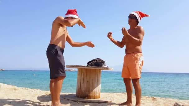 Twee Grappige Jongens Ruzie Tropisch Strand Met Kerstman Hoed Viering — Stockvideo