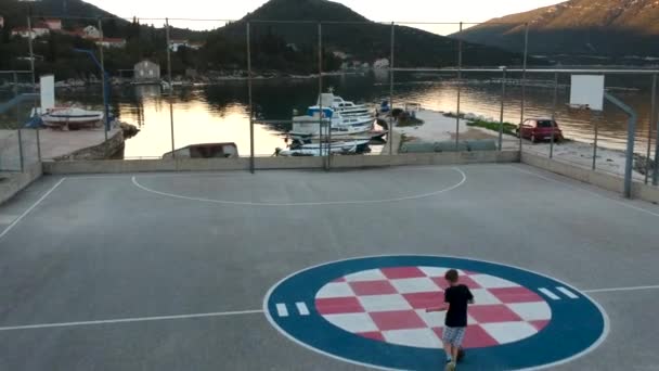 Niño Jugando Fútbol Campo Croacia Cerca Del Seside — Vídeos de Stock