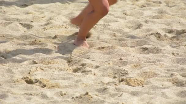 Güzel Kumsalda Voleybol Kupasında Ilerleyen Bayan Oyuncu — Stok video