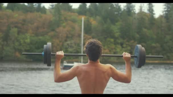 Fit Atletische Man Outdoor Gewicht Training Midden Natuur — Stockvideo