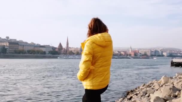 Una Mujer Mirando Otro Lado Del Río Con Una Hermosa — Vídeos de Stock
