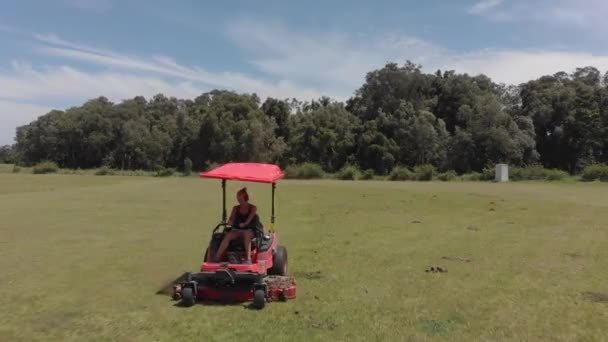 Chica Rubia Cortando Hierba Campo Con Paseo Segadora — Vídeo de stock