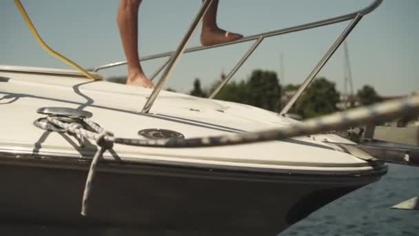 若い男は夏の日にヨットの前から水に飛び込む — ストック動画