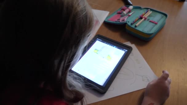 Criança Feliz Ler Tablet Inteligente Sua Mesa Vista Sobre Ombro — Vídeo de Stock