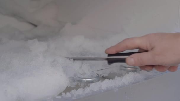 Rozmrażanie Lodówki Przy Użyciu Noża Aby Usunąć Lód — Wideo stockowe