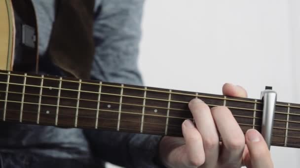 Primer Plano Del Cuello Guitarra Hombre Tocando Con Capo — Vídeo de stock