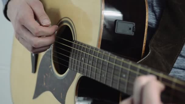 Hombre Tocando Guitarra Acústica — Vídeos de Stock