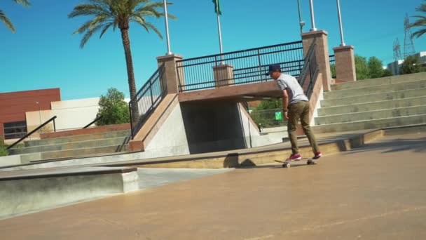 Ung Man Skateboarder Gör Ett Hopp Skate Park Skateboard Wide — Stockvideo