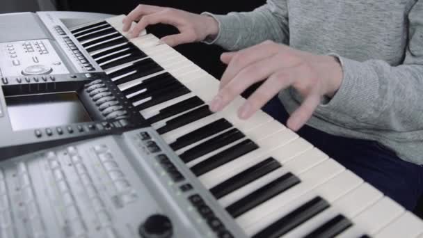 Homem Piano Produzindo Alguma Melodia — Vídeo de Stock