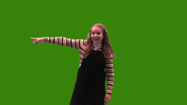Девушка Подросток Модель Зеленом Экране Указывает Левую Сторону Одобрить Легкая — стоковое видео