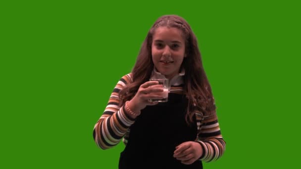 Tiener Model Groen Scherm Drinken Yoghurt Het Maken Van Een — Stockvideo