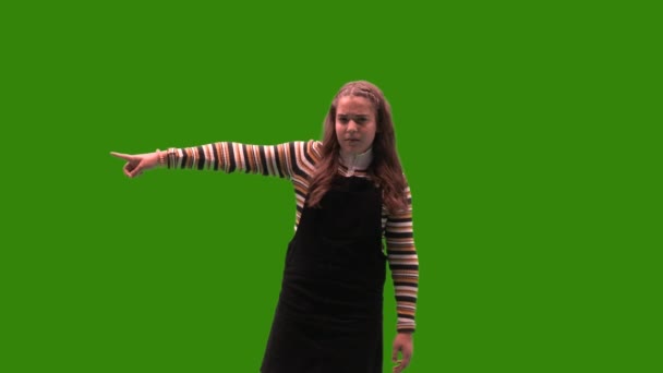 Yeşil Ekrandaki Genç Model Bir Şeyi Onaylamamak Için Sol Tarafı — Stok video
